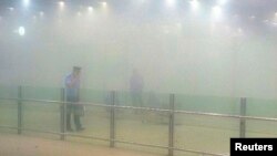 北京首都机场爆炸事件: 警察观察现场