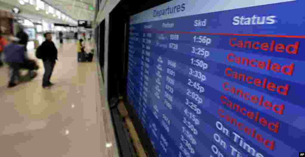 Hàng ngàn chuyến bay bị hủy vì bão Sandy.