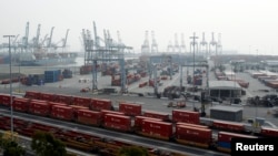 加利福尼亚州长滩港的集装箱。(资料照)