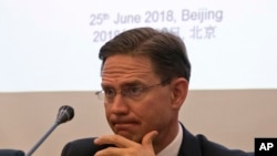 欧盟副主席卡泰宁2018年6月25日在北京见记者(美联社)