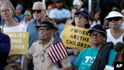 Những người biểu tình trong cuộc "Tập họp vì Con em Chúng ta" để phản đối chính sách di dân "Không Khoan nhượng" đã làm nhiều gia đình ly tán. (ảnh chụp ngày 31/5/2018 tại San Antonio)
