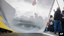 “自由俄罗斯”在莫斯科组织抗议集会要求释放政治犯、乌克兰电影制片人奥莱格·森佐夫。(2018年6月10日)