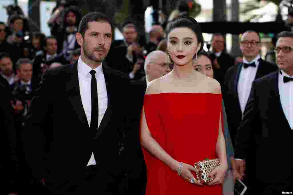 女星范冰冰和男星梅尔维尔·珀波(Melvil Poupaud)出席第70届戛纳电影节主竞赛单元影片《牡丹花下》(The Beguiled)的首映礼(2017年5月24日)。