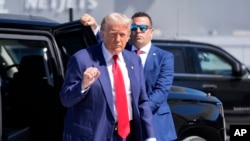 Calon presiden dari Partai Republik, mantan Presiden Donald Trump, memberi isyarat saat tiba di Bandara Internasional Harry Reid untuk menaiki pesawat setelah perjalanan kampanye, Sabtu, 14 September 2024, di Las Vegas. (Foto: AP)