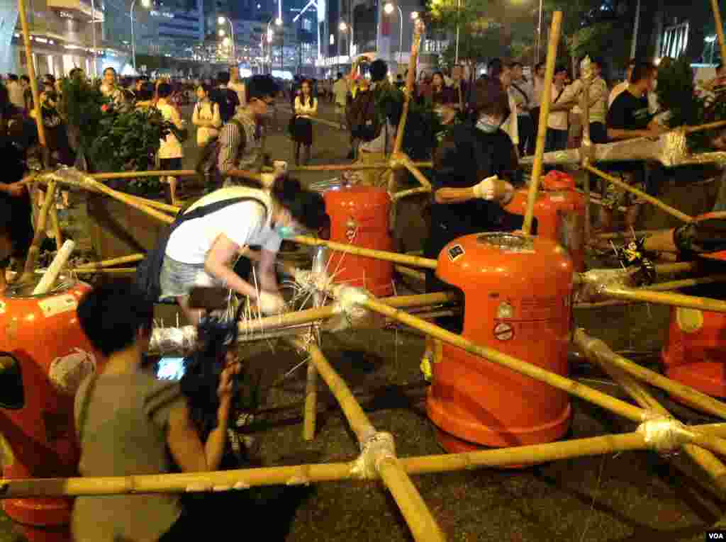 占领人士星期一晚在金钟道上架设和加固路障 (美国之音海彦拍摄) 