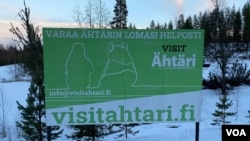 2025年3月3日,阿赫泰里市的旅游广告牌,大熊猫的背影。 (美国之音/李北平摄)