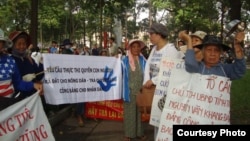 Một cuộc biểu tình tố cáo nạn quan chức tham nhũng, cướp đất của dân nghèo (ảnh tư liệu)