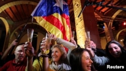 支持加泰罗尼亚独立的民众庆祝分离派政党在选举中赢得多数