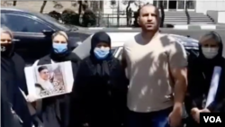 تصویری از تجمع خانواده منوچهر بختیاری در مقابل وزارت کشور