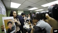 八九学运领袖周勇军2009年10月初在香港被捕被移交给中国政府后,其女友张月卫在香港召开记者会