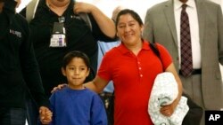 达尔文回到母亲贝亚塔·玛丽亚娜·德·捷西斯·梅西亚-梅西亚身边。