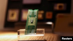 资料照:台湾新竹科学园区的台湾半导体研究中心 (TSRI) 展出的一款芯片。(2022年9月16日)