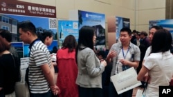 在“投资美国峰会”上,人们一边聊天,一边寻求有关EB-5投资移民签证项目的信息。(2017年5月7日)