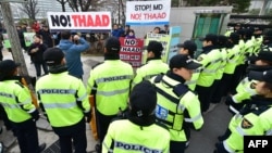 反战人士在首尔的韩国外交部外集会,反对“终端高空区域防御系统”(THAAD)。(2015年3月17日)