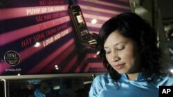 Nhân viên bán hàng tại một cửa hàng Nokia ở Hà Nội