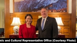 台湾驻美代表萧美琴(左)2021年3月31日在华盛顿双橡园宴请前美国国务卿蓬佩奥。(照片由驻美国台北经济文化代表处提供)