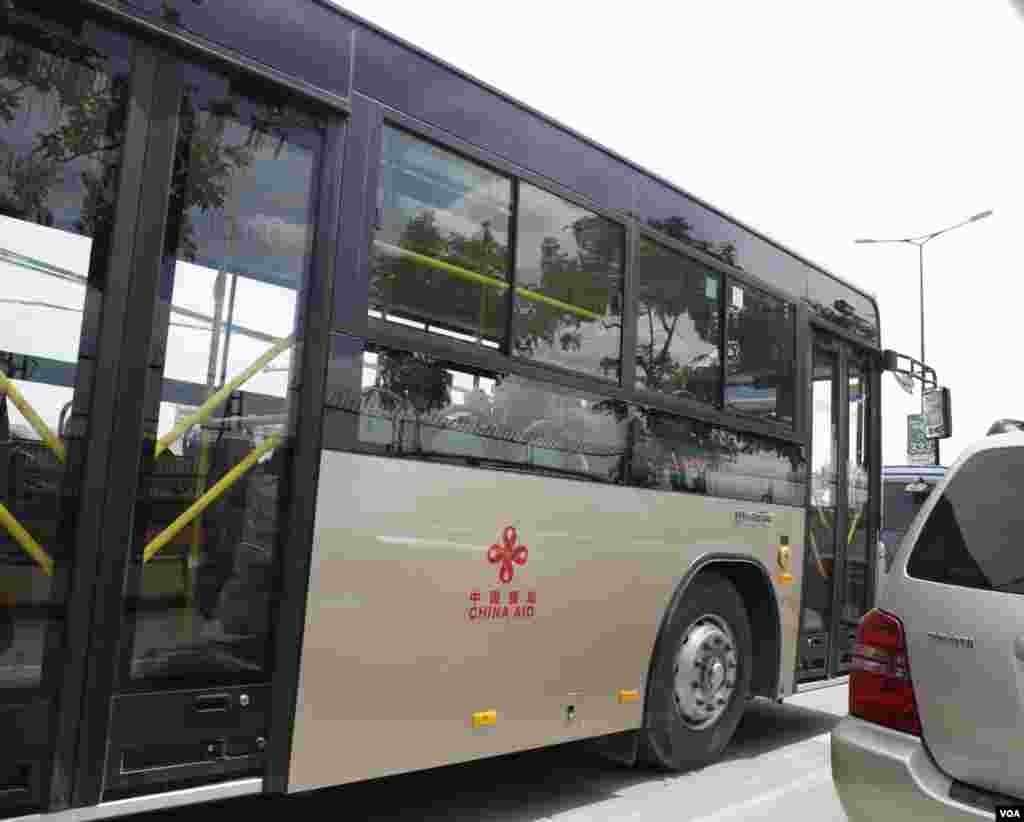 中国资助柬埔寨的新公共汽车在金边运行(2017年8月7日)。中国资助了100辆。