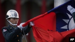 台湾士兵每天傍晚在台北中正纪念堂前降下台湾国旗。（资料照片）