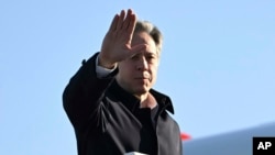 美国国务卿布林肯在马里兰州安德鲁斯联合基地登上飞机,准备飞往牙买加与加勒比领导人就海地危机举行紧急会谈。(2024年3月11日)