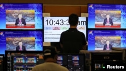 Màn ảnh truyền hình chiếu Chủ tịch TQ Tập Cận Bình phát biểu tại Đối thoại các CEO của Diễn đàn APEC 2020 do Malaysia tổ chức trực tuyến từ Kuala Lumpur, ngày 19/11/2020. REUTERS/Lim Huey Teng