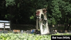 莫斯科萨哈罗夫人权中心前一座用柏林墙残骸制成的“自由纪念碑”。 美国之音记者白桦拍摄