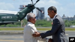 2015年11月17日美国总统奥巴马(右)抵达菲律宾首都马尼拉和菲律宾国防部长加斯明握手,出席亚太经合组织峰会。