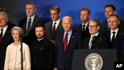 面对朝鲜军队援助俄罗斯的压力,乌克兰总统泽连斯基(前排左二)喊话盟友勿再袖手旁观。图为各国领导人在纽约举行的《支持乌克兰恢复与重建联合声明》发布会上合影。(美联社:2024年9月25日)