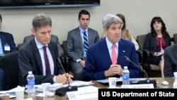 克里国务卿与人权助卿马利诺夫斯基出席第19届美中人权对话 (照片来源:美国国务院)