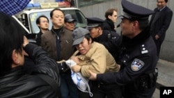 在上海的“茉莉花散步”现场,一名男子被警察居留