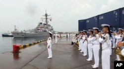 中国海军军乐队欢迎美国海军本福德号导弹驱逐舰抵达青岛。(2016年8月8日)