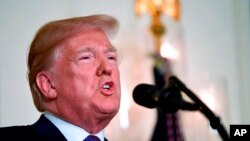 美国总统川普在白宫外交接待室讲话。(2018年4月13日)