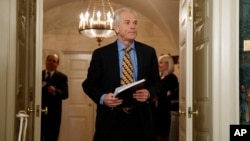 白宫贸易顾问彼得·纳瓦罗2018年3月22日抵达白宫外交接待室,川普总统将宣布关于中国的关税和投资限制。