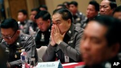 Thái Lan đã thuyên chuyển hơn 50 cảnh sát viên ra khỏi vùng nơi phát hiện các nấm mồ.