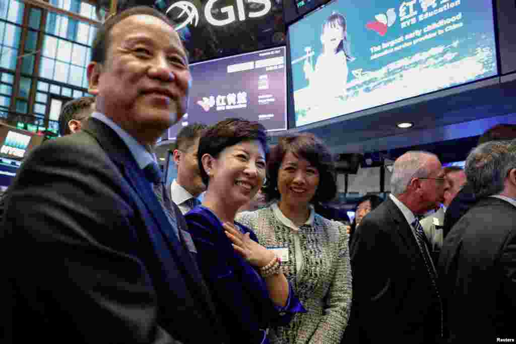 名为“红黄蓝教育”的中国幼教企业在纽约股票交易所上市,创始人和董事长曹赤民(左)、创始人和总裁史燕来(左二)在纽约股票交易所(2017年9月27日)。该集团旗下的一所北京幼儿园涉嫌虐待、猥亵幼儿丑闻传出后,其股票遭抛售,大跌将近40%;公司立即宣布将大量回购自己的股票以图止损。但一家投资人权益律师事务所宣布,正对该公司提供严重误导性信息进行调查,并准备对其采取集体法律诉讼行动。