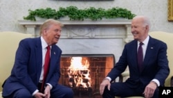 美国总统拜登与当选总统特朗普在白宫椭圆办公室举行会晤。(2024年11月13日)