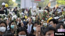 缅甸民众2月24日在仰光继续示威,抗议军事政变。