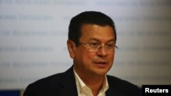 Bộ trưởng ngoại giao El Salvador Hugo Martinez trong một cuộc họp báo ở thủ đô San Salvador, El Salvador, ngày 13 tháng 6, 2017.