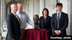 “艺术支持人权”组织创始人比尔·希普西、"中国人权"组织负责人周锋锁、爱尔兰高威大学校长夏昂·奥霍格泰教授和高威大学人权中心主任休布恩·穆拉利教授在刘晓波铜像前合影。(“艺术支持人权”提供)