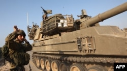 以色列军方一辆自行榴弹炮车在以色列南部地区行进。（2023年10月8日）