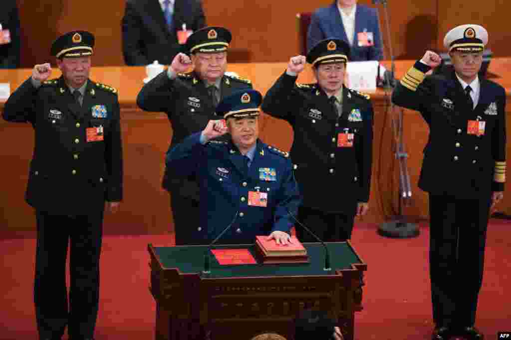 在中国人大全会上当选的中华人民共和国中央军委委员在北京人民大会堂宣誓就职。照片上有副主席许其亮(前)和委员、 中央军委联合参谋部参谋长李作成(左一)、副主席张又侠(左二)、委员魏凤和(右二)、苗华(右一,2018年3月18日) 。