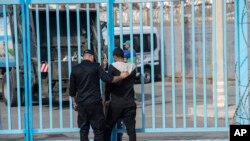 ናብ ሞሮኮ ክ ኣትው ዝፈተኑ ስደተኛታት ኣብ ዝተታሕዙ እዋን ዘርእይ ምስሊ