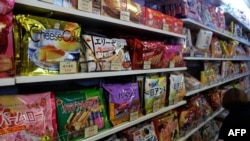 资料照:台湾新北市一家商店货架上的日本食品。(2015年5月15日)