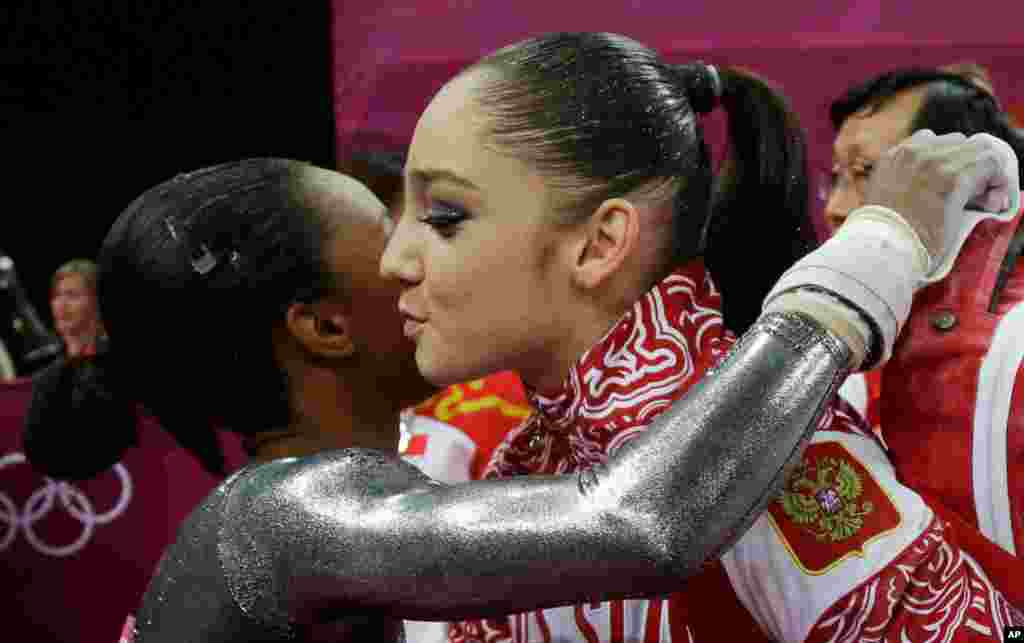 Vận động viên Thể dục Dụng cụ Hoa Kỳ Gabrielle Douglas (trái)chúc mừng Aliya Mustafina người Nga đoạt huy chương vàng trong vòng chung kết môn xà lệch Thể dục Nghệ thuật.
