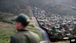 美国加州圣迭戈与墨西哥交界处的隔离墙(2019年2月5日)