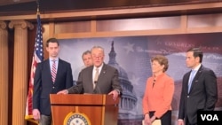 参议院少数党领袖舒默(Sen. Chuck Schumer, D-NY)2019年4月4日召开记者会,推出《芬太尼制裁法》。(美国之音记者李逸华摄)