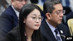 这张拍摄于2024年6月25日的照片显示菲律宾打拉省班班市前市长艾丽斯·郭(郭华萍)在马尼拉出席参议院听证会。据菲律宾当局称,在逃的艾丽斯·郭被指控贩卖人口并与中国有组织犯罪有关联,她已于2024年9月3日晚些时候在印度尼西亚被捕,菲律宾当局正在寻求将她引渡回国。