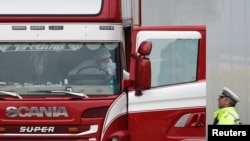 英国警察对在埃塞克斯郡发现39具尸体的卡车货柜进行现场侦察。(2019年10月23日)