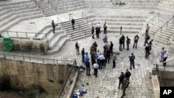 以色列警察在耶路撒冷老城大马士革门的事发现场 (2015年10月10日)