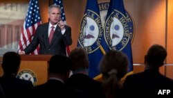 Pemimpin Minoritas di DPR AS Kevin McCarthy berbicara kepada awak media dalam konferensi pers di Gedung Capitol, pada 18 November 2021. (Foto: AFP/Jim Watson)