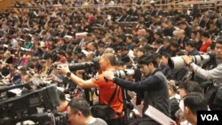 资料照片:人民大会堂二楼采访两会的摄影记者(美国之音叶兵,艾伦拍摄)